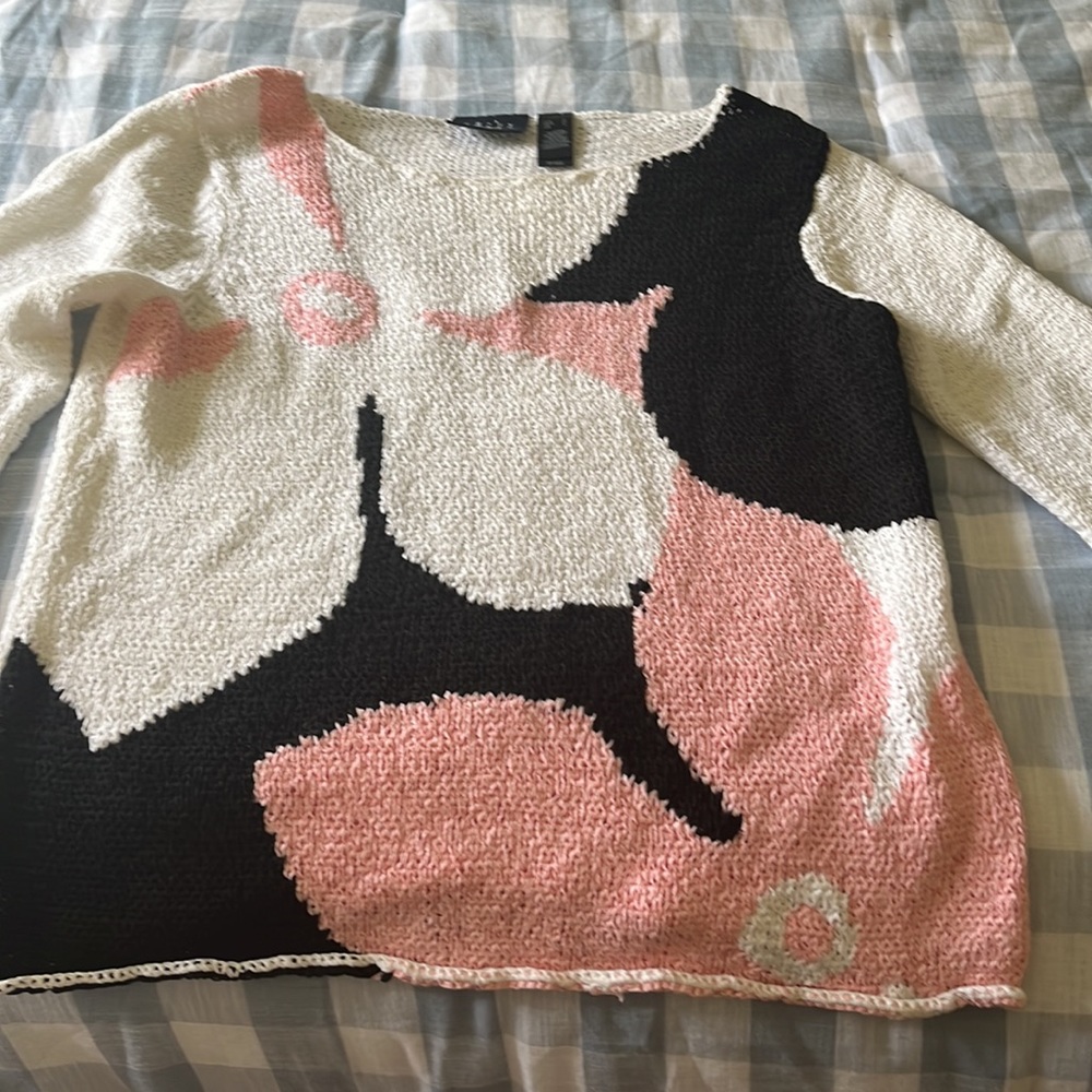 Nice sweater !! - Picture 2 of 6
